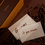 Obleas comestibles con los mensajes «Gracias» y «Sé que puedo» junto a la caja DESEI y perlas de chocolate