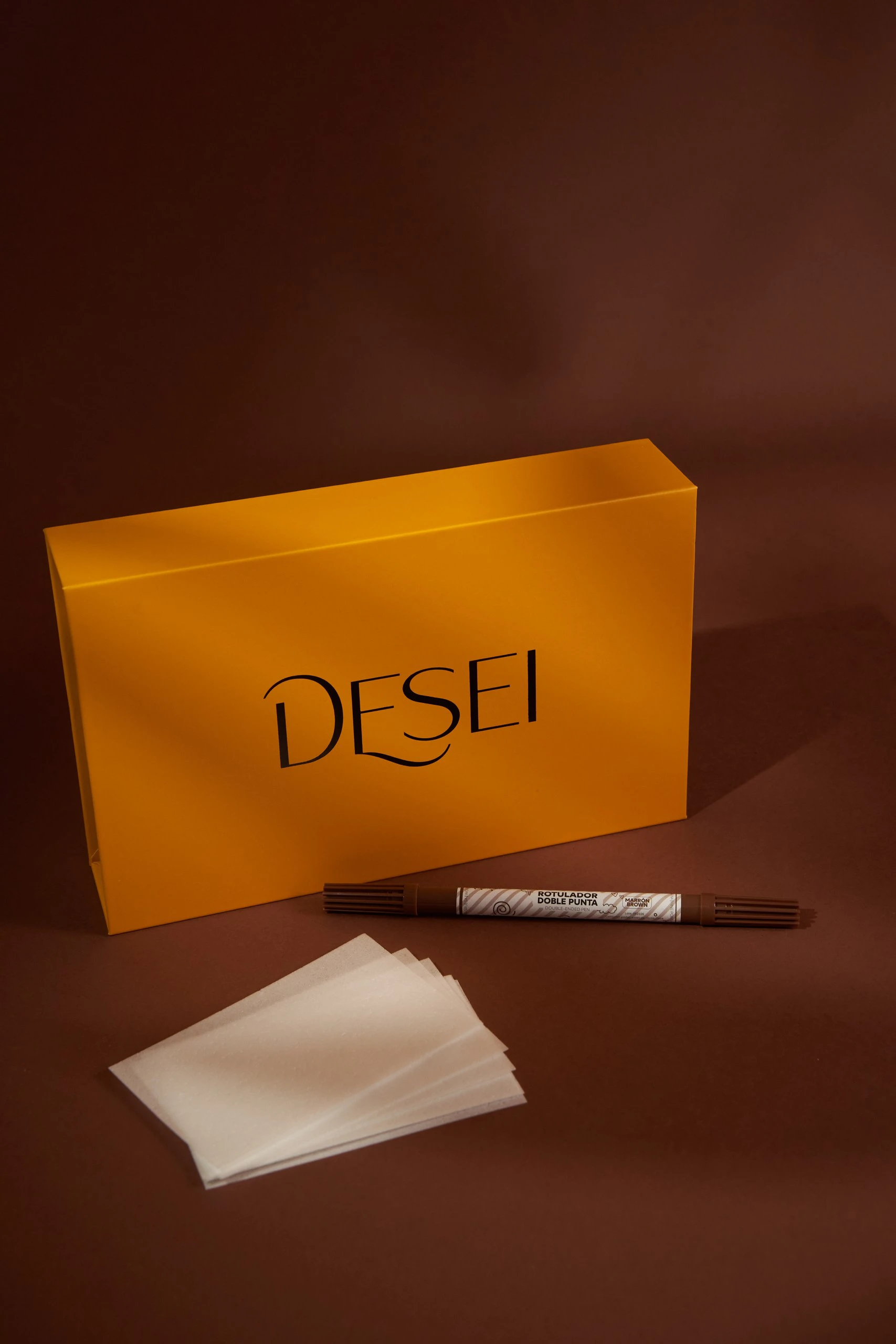 Contenido del kit DESEI: caja, hojas de oblea comestible y rotulador de tinta alimentaria