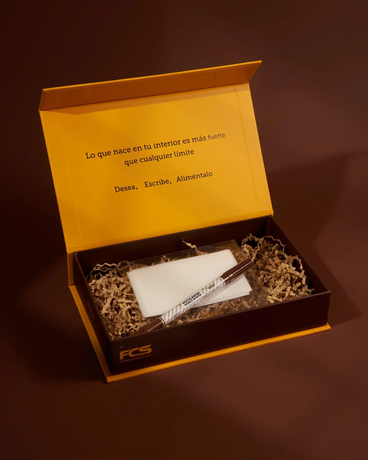 Caja DESEI abierta con hojas de oblea y rotulador de tinta comestible