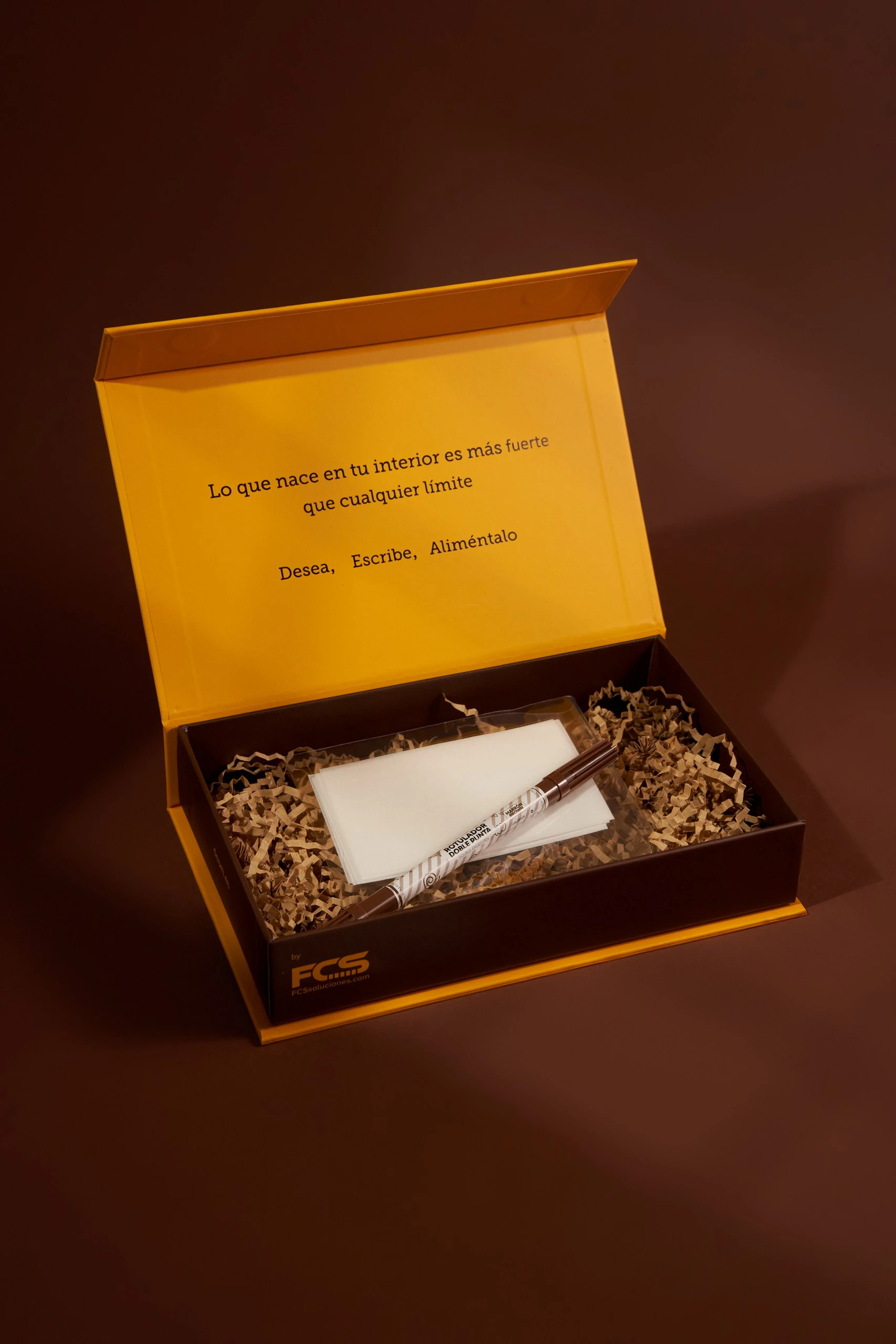 Caja DESEI abierta con hojas de oblea y rotulador de tinta comestible